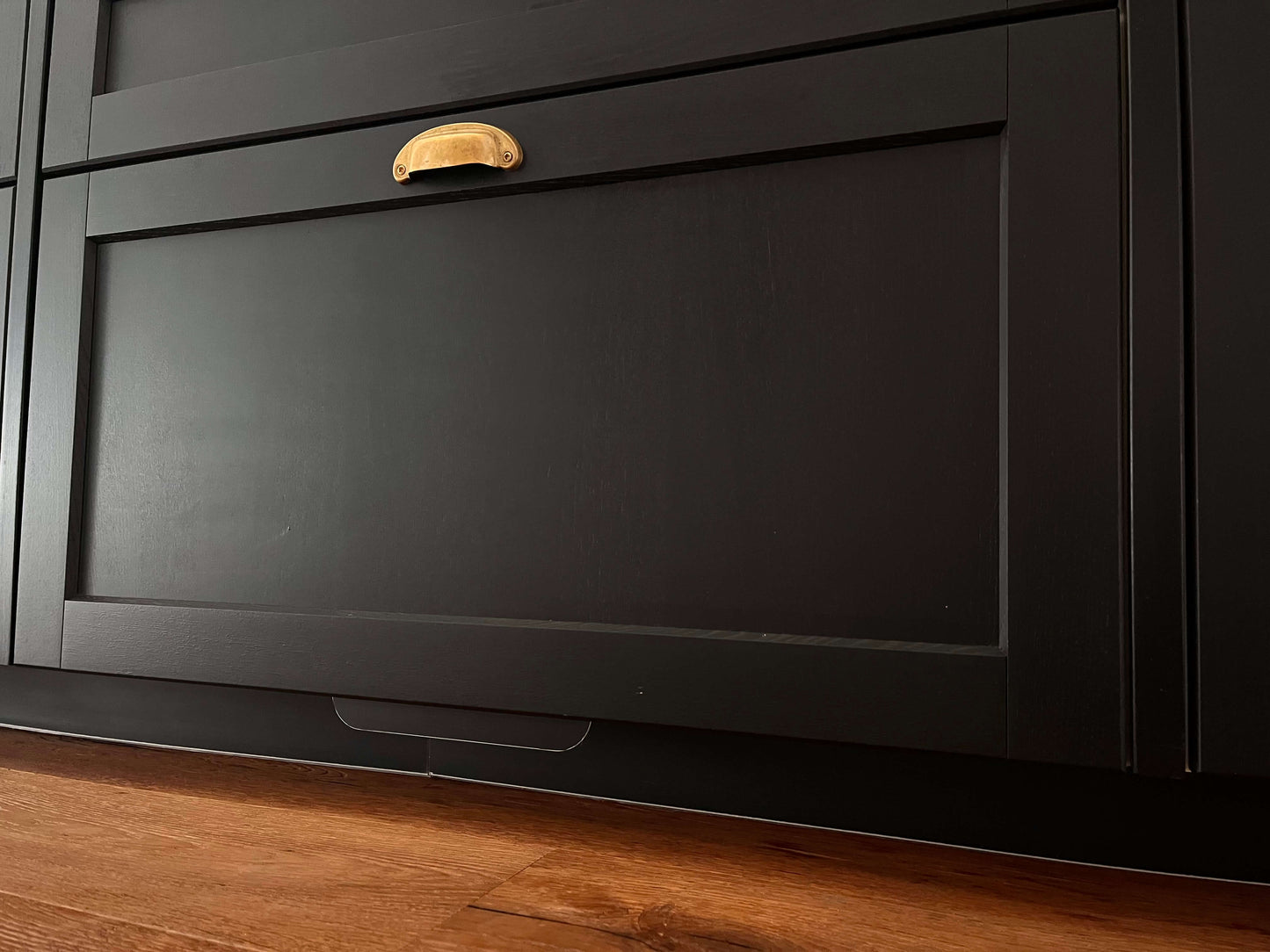 Svart lådöppnare på svart låda